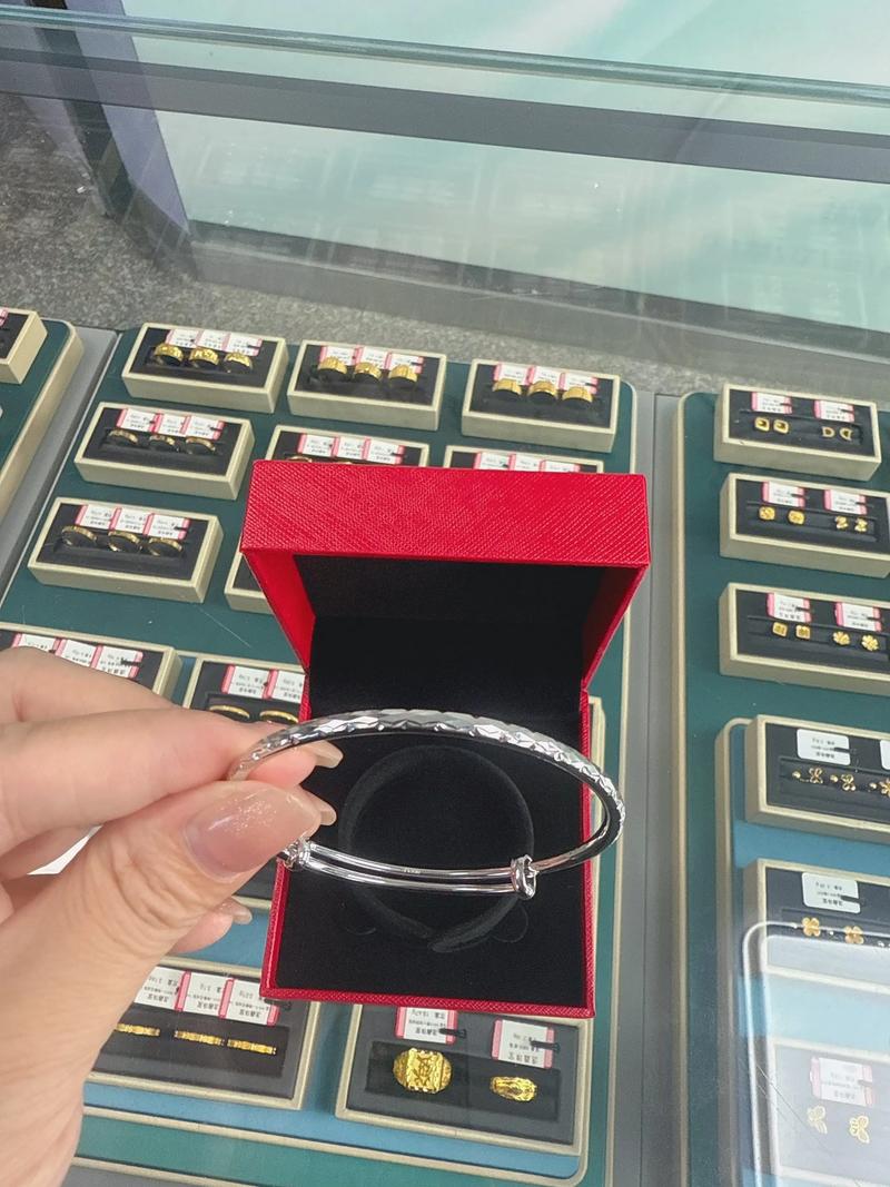 铂金定做:艺术之光在手工艺中的绽放